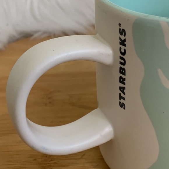 Starbucks | Holiday 2018 Christmas Holly Berries Ceramic Coffee Mug 12 Oz - Picture 6 of 11